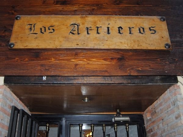 Los Arrieros - salón y entorno