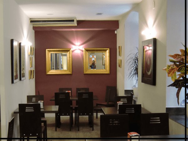 Los Arrieros - salón y entorno